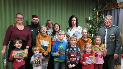 Bild: bk
Die Gewinner des Weihnachts- und Preisschießens mit Schützenmeister Georg Regn (rechts) und Sportleiter Thomas Ziegler (hinten links).