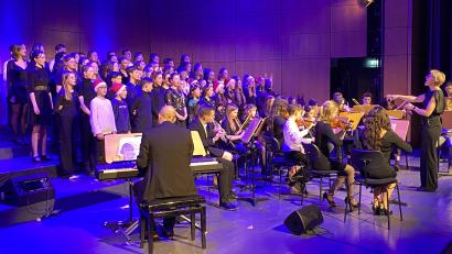 Bild: ero
Alle Chöre und das Orchester beschlossen das Konzert im ACC mit "Stille Nacht".