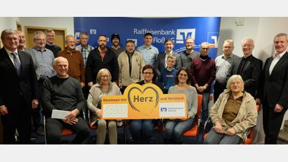 Bild: le
An insgesamt 21 Vereine und Organisationen hat die Raiffeisenbank Floß 13.500 Euro verteilt.