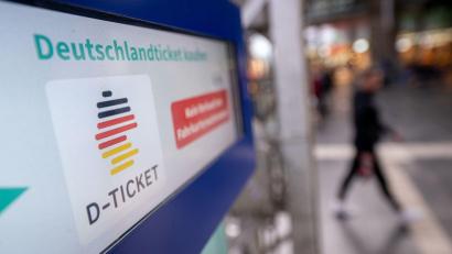 Bild: Sebastian Gollnow/dpa/dpa-tmn
So einfach das 49-Euro-Ticket im Nahverkehr zu nutzen ist, so kompliziert ist die Abrechnung im Hintergrund.