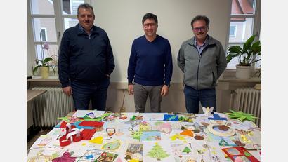 Bild: VG Schönsee/exb
Die Bürgermeister Reinhard Kreuzer, Gerald Reiter und Manfred Dirscherl (von links) freuen sich, dass sich wieder so viele Kinder an der Aktion für die Senioren beteiligt haben.