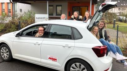 Bild: Michaela Moore/exb
Mit dem „mobilen Weihnachtsgeschenk“ von Aktion Mensch kann das Therapeuten- und Pädagogenteam der Frühförderstelle ab sofort noch flexibler vor Ort tätig sein. Von links: Nicky Kurth (Psychologin), Sandra Heldmann (Physiotherapeutin), Karina Götz (Pädagogin), Judith Gleixner (Logopädin), Laura Kuhn (Pädagogin) und Selina Kunisch (Pädagogin).