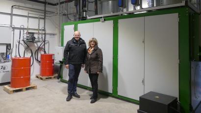 Bild: rn
Josef Dobmeier und Sabine Koppe (von links) stehen vor dem neuen Blockheizkraftwerk der Firma Kerafol in Eschenbach. Drei steuerbare Brennöfen decken hier ab sofort den Spitzenlastbedarf des Herstellers von keramischen Folien und Filtern ab.