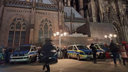 Bild: Sascha Thelen/dpa
Einsatzfahrzeuge der Polizei stehen vor dem Kölner Dom.