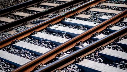 Symbolbild: Hauke-Christian Dittrich/dpa
Gleise sind an einem Bahnhof im Schotterbett verlegt.