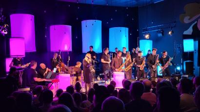 Bild: Würth, Wolfgang
Die 19 Musiker der Jazzrausch Bigband auf der Bühne in Weiden.