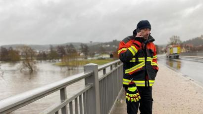 Bild: Völkl
Macht sich am Sonntag Vormittag ein Bild von der Lage bei Wernberg-Köblitz: Kreisbrandrat Christian Demleitner.