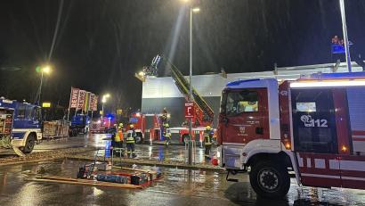 Bild: Freiwillige Feuerwehr Bad Abbach
Sturm "Zoltan" hat in der Nacht auf Samstag das Dach eines Supermarkts in Bad Abbach zerstört.