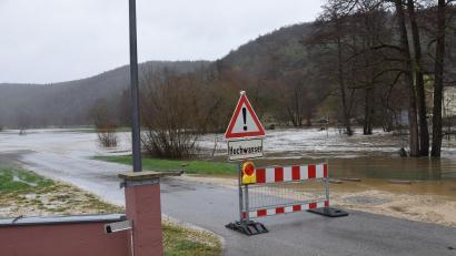 Bild: bö
Im Schmidmühlener Ortsteil Emhof war der gesamte Wiesenweg im Bereich der Alten Vils überflutet und musste über die Weihnachtsfeiertage gesperrt werden.