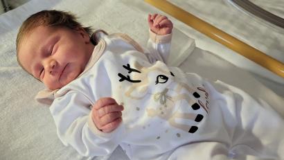 Bild: Verena Uschold/Klinikum St. Marien Amberg/exb
Die kleine Ida ist das Amberger Weihnachtsbaby 2023: Sie war das erste von fünf Neugeborenen, die an Heiligabend im Klinkum St. Marien zur Welt gekommen sind.