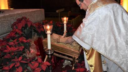 Bild: rgr
Stadtpfarrer Daniel Fenk legte das Jesuskind in die Krippe.