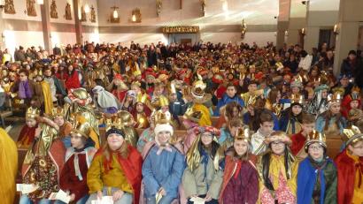 Archivbild: Gertraud Portner
Sternsinger aus dem Bistum Regensburg (im Bild bei einer Aussendung im Dezember 2019 in Neunburg vorm Wald) werden kurz vor dem Jahreswechsel zur Eröffnung der Aktion 2024 in Waldsassen erwartet.