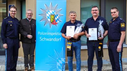 Bild: PI Schwandorf/exb
Der Schwandorfer Polizeichef Reiner Wiedenbauer (von links) und OB Andreas zeichnete Thomas Faderl und Christian Reinhardt aus. Rechts der stellvertretende Leiter der Inspektion, Florian Meier.