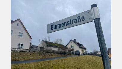 Bild: kmo
Wasserrohrbruch – und das am 1. Weihnachtsfeiertag. Die Anwohner der Blumenstraße in Hahnbach sind derzeit ohne Wasser, weil im Bereich ihrer Straße ein Rohr kaputt ging. Die Arbeiten sollen wohl bis mindestens 18 Uhr gehen, so lange wird das Wasser abgesperrt.