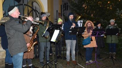Bild: jr
Die Stadtkapelle Mitterteich unter der Leitung von Oliver Lipfert (links).