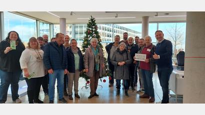 Bild: Grammer/exb
Mitarbeiter der Grammer-"Group Quality" haben 950 Euro als Spende an den Vorsitzenden der Aphasie-Selbsthilfegruppe, Manfred Belusa, übergeben. Dieser nahm mit sechs Mitgliedern der Gruppe das Geld in Ursensollen entgegen.
