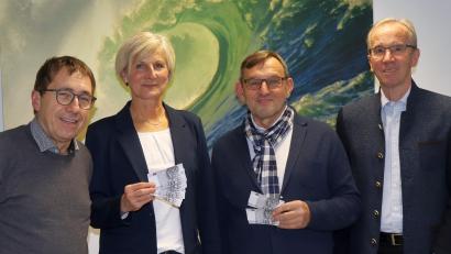 Bild: mfh
Spendenübergabe beim Lions-Club: (von links) Präsident Klaus Gebel, Eva Schlenker (Donum Vitae), Gerhard Ströhl (Lesepaten) und Clubmaster Werner Dürgner.