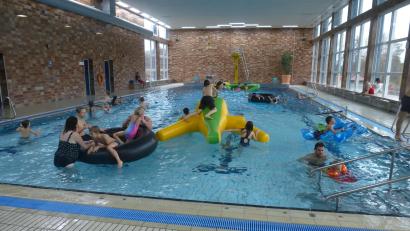 Bild: bk
Die Buben und Mädchen hatten ihren Spaß im Hallenbad.