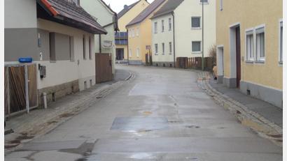 Bild: amö
Bei der Engstelle in der Bahnhofstraße ist eine Breite von vier Metern geplant.