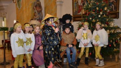 Bild: dob
Kinder der Welt kommen in der katholischen Stadtpfarrkirche in Bethlehem an Heiligabend an.