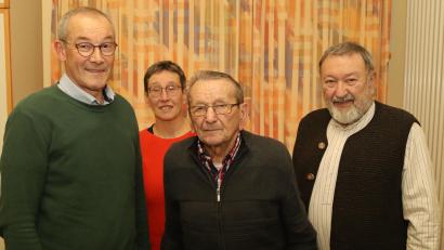 Bild: mrr
Riedens Bürgermeister Erwin Geitner (links), Tochter Sabine Rüth und Sohn Bernhard Ibler (rechts) gratulierten dem Jubilar Konrad Ibler zum 95. Geburtstag.