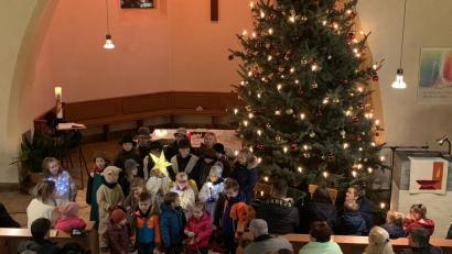 Bild: Karwath/exb
An die 20 Mädchen und Buben machen beim Krippenspiel in der evangelischen Kirche in Windischeschenbach mit.