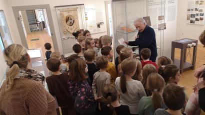 Bild: Melanie Wenisch/exb
Im Zuge der Aktion zum Thema Herbergssuche besuchten Konnersreuther Kinder auch das Theres-Neumann-Museum. Dort erhielten sie eine Führung von Manfred Grüssner.