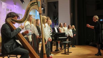 Bild: Wolfgang Steinbacher
Das Weihnachtskonzert des Max-Reger-Gymnasiums. An der Harfe Simon Kemether 10 b und dabei der Unterstufenchor unter der Leitung von Regina Schmidt.