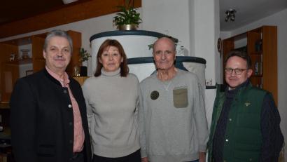 Bild: dob
Ulrike und Thomas Groß gehen seit 50 Jahren im Gleichschritt durchs Leben. Bürgermeister Andreas Wutzlhofer (links) und Dekan Alexander Hösl (rechts) überbrachten zur Goldenen Hochzeit die besten Glückwünsche.