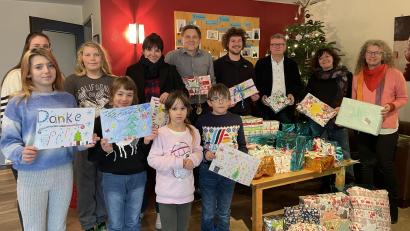 Bild: Pro Su-Ro/exb
Als kleines Dankeschön für die Geschenke haben Kinder aus dem Ernst-Naegelsbach-Haus Bilder gemalt. Bei der Übergabe. (von rechts)
Geschäftsführerin Yvonne Rösel (Pro Su-Ro), Tanja Weiß (Stiber), Bürgermeister Michael Göth, Vorsitzender Christof Ottmann (Pro Su-Ro) und Stefan Reither (Heimleitung ENH).