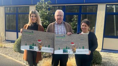 Bild: Liebensteiner Kartonagenwerk/exb
Liesa Weiß (links), Organisatorin des Mitarbeiter-Weihnachtsmarktes, übergab Geschäftsführerin Marion Forster eine Spende in Höhe von 5000 Euro an Herbert Putzer von der Kinderkrebshilfe Oberpfalz Nord.