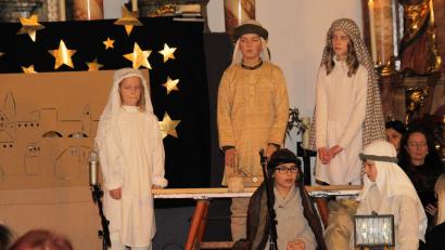 Bild: bjo
Kinder führten in Schmidmühlen ein Krippenspiel auf einer Bühne vor dem Altar auf.