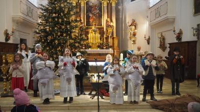 Bild: stn
Im Krippenspiel in der Stadtpfarrkirche bringen vier Sterne das Licht zu den Menschen.