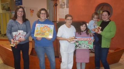 Bild: fz
Christkind spielen die Frauen vom Neunkirchner Kindergottesdienstteam in der Kinderklinik des Weidener Klinikums.