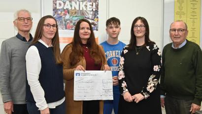 Bild: gf
Die "BBK Montage" spendet 4500 Euro an die Amberger Tafel (von links): Tafel-Vorsitzender Bernhard Saurenbach, die BBK-Vertreter Karolina Bauer, Denise Bauer, Maximilian Langer, Franziska Langer und Tafel-Schatzmeister Günter Preißl.