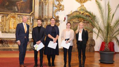 Bild: Wiesel/OTH Amberg-Weiden/exb
Die ausgezeichneten Absolventen der Weidener Fakultäten „Wirtschaftsingenieurwesen und Gesundheit“ und „Weiden Business School“ zusammen mit den Förderpreisgebern.