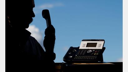 Symbolbild: Julian Stratenschulte/dpa
Durch geschickte Gesprächsführung ist ein Angestellter einer Tankstelle in Marktredwitz getäuscht worden.
