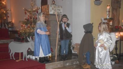 Bild: fz
Mit ihrem Krippenspiel leiteten die Kommunionkinder in die Christmette ein.