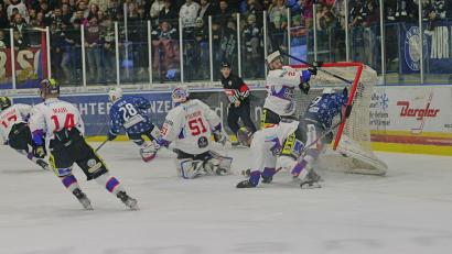 Bild: Elke Englmaier
Wilde Szenen gab es mitunter im Oberliga-Top-Spiel zwischen den Blue Devils Weiden und dem Deggendorfer SC zu sehen.