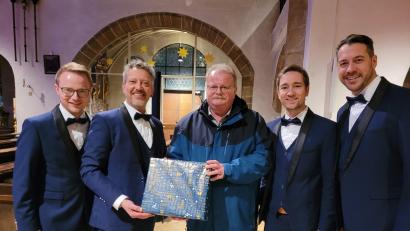 Bild: Helga König/exb
Hans König (Mitte) übergab ein Geschenk mit 1000 Euro an die "Stimmen der Berge". Die Sänger unterstützen damit den Verein "FiliPa", der für junge Frauen auf den Philippinen wirkt.