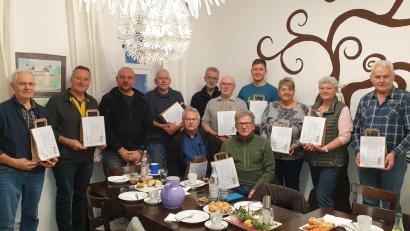 Bild: Familien- und Bürgerzentrum Kemnath/exb
Die Ehrenamtlichen des Reparaturcafés tauschten sich kurz vor Weihnachten noch einmal aus.
