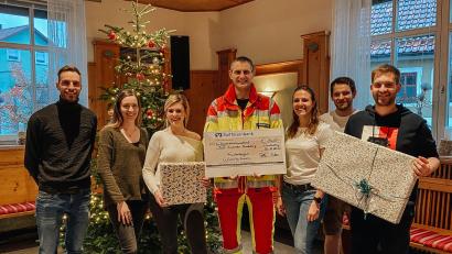 Bild: gri
Spendenübergabe nach der Wünschebaum-Aktion (von links): Alexander Freller, Johanna Nübler, Ramona Freller, Peter Meßmann, Isa Dotzler, Johannes Dotzler und Stefan Dotzler.