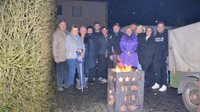 Bild: ak
Herbert und Karin Brilla (von links) feiern jedes Jahr mit der Familie, Freunden und Nachbarn die Wintersonnenwende mit einem Feuer und danach in gemütlicher Runde