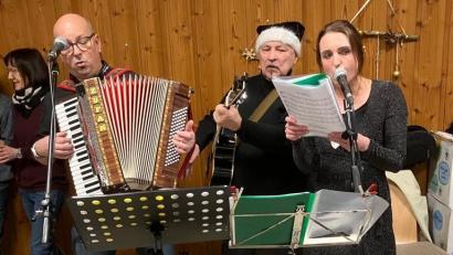 Bild: Sabine Graf/exb
Auch Musik gehört zum Weihnachtsabend beim CVJM in Amberg.