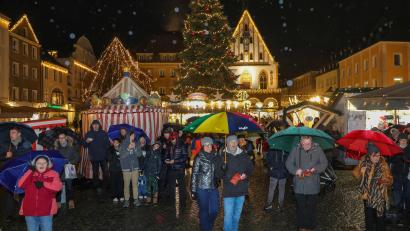 Bild: Wolfgang Steinbacher
Der Witterung zum Trotz: "Amberg singt im Advent" mit den Amberger Rathausbläsern auf dem Weihnachtsmarkt am Marktplatz.