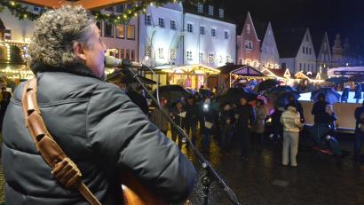 Bild: Kunz
Richie Necker lockt am Samstagabend zum Finale des Weidener Christkindlmarkts einige Besucher an.