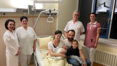 Bild: Klinikum Fichtelgebirge/exb
Strahlende Gesichter im Klinikum Fichtelgebirge: Im Bild die glückliche Familie Hollmann mit der kleinen Luisa und ihrer Schwester Marie sowie von links Ärztin Shoghik Janoyan, Krankenschwester Jasmin Haas, Säuglingsschwester Bony Rysava und Hebamme Natalie Ernstberger.