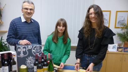 Bild: Roswitha Heining/exb
In der Pfarrei Erbendorf wird nach dem Adventssingen am Mittwoch, 27. Dezember, gesegneter Johanniswein verkauft. Pfarrer Martin Besold (von links) sowie die Ministrantinnen Annika Farnbauer und Magdalena Melzner haben die Flaschen mit einem selbst gestalteten Etikett versehen.