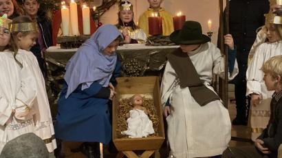 Bild: Josef Glas
Josef (Valentin Bäuml) und Maria (Marie Fischer) an der Krippe bei ihrem Kind in der voll besetzten Pfarrkirche St. Michael.