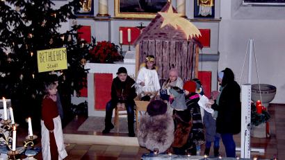 Bild: ds
Mit andächtigem Staunen bewundern die Hirten das Christuskind in der Krippe.